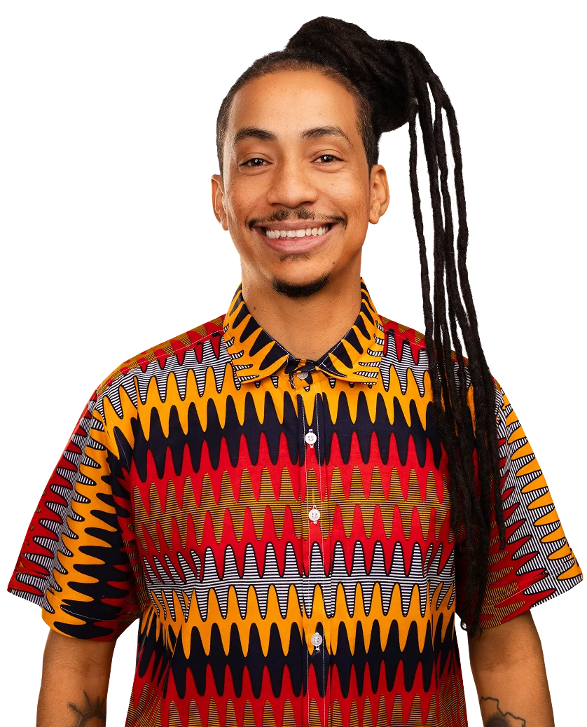 Matheus Gomes sorrindo, de camisa estampada