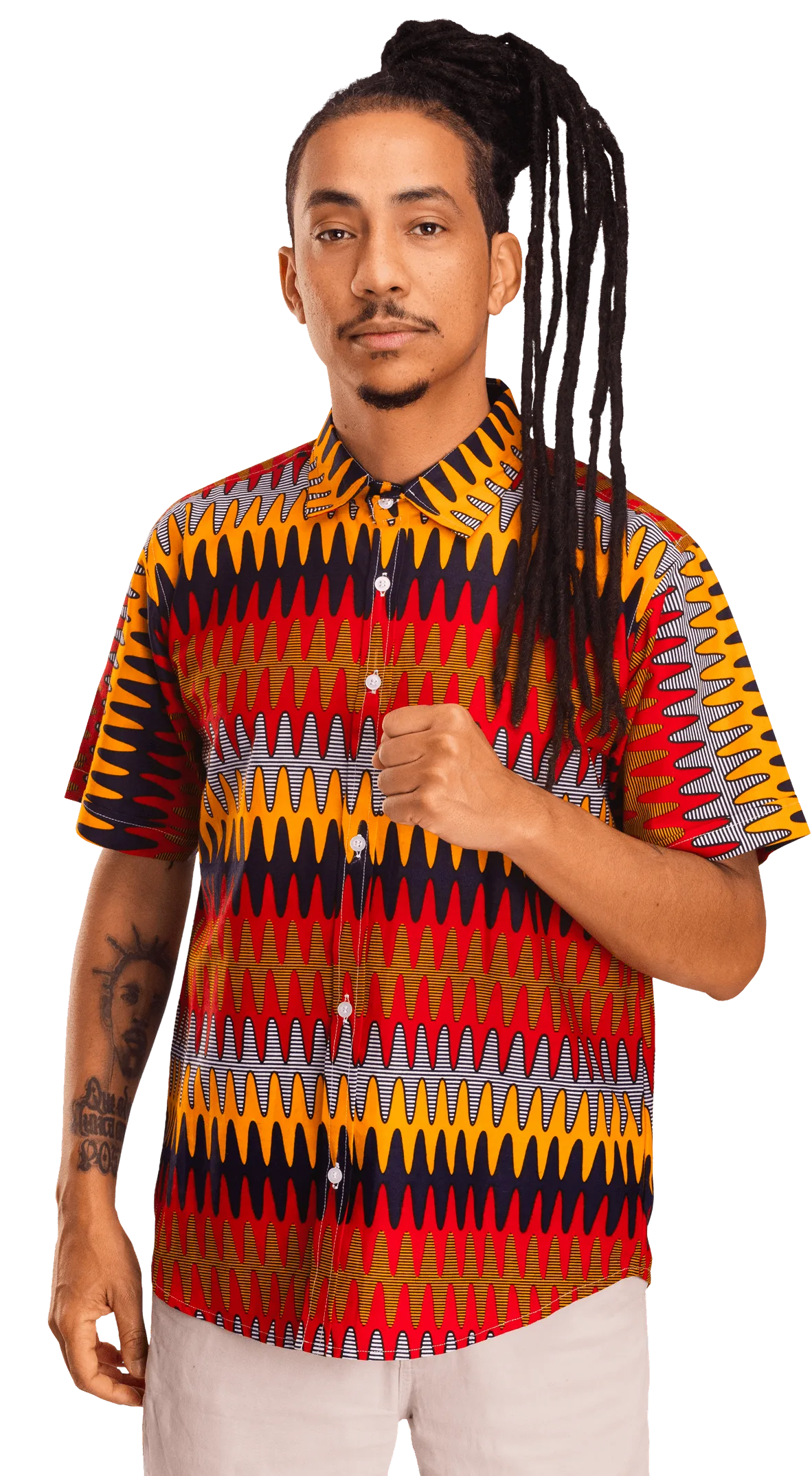 Matheus Gomes em pé, de camisa estampada e calça clara